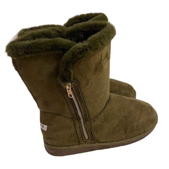Green Fuzzy Boots Size 8.5 - Picture 1 of 7